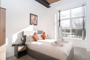 2 slaapkamers, een bureau, een strijkplank/strijkijzer, wifi