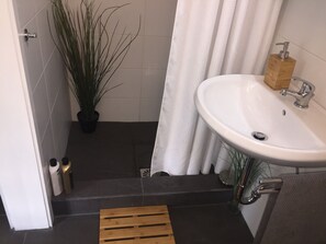 Douche, sĂšche-cheveux, serviettes fournies, savon