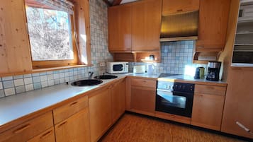 Kühlschrank, Mikrowelle, Ofen, Wasserkocher mit Kaffee-/Teezubehör