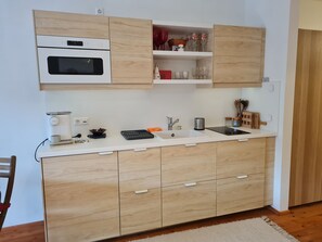 Geladeira, micro-ondas, cafeteira/chaleira, chaleira elétrica