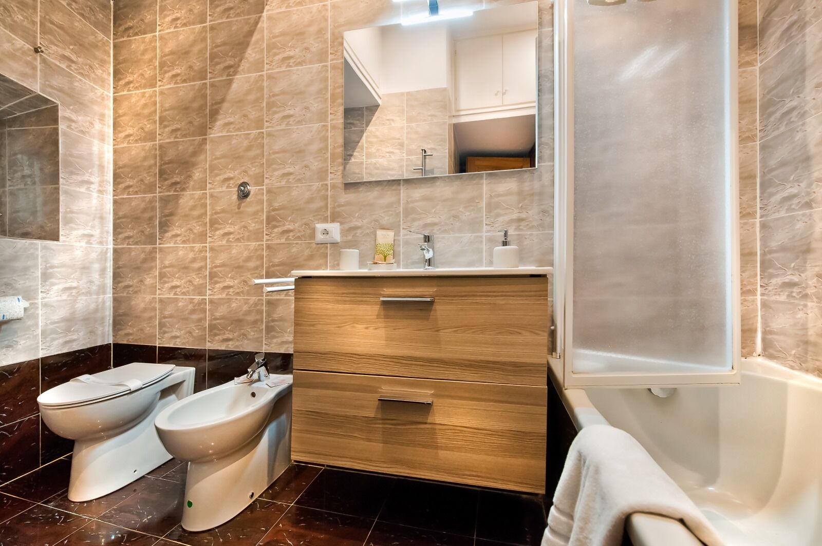 Hårføner, bidé, håndklær og toalettpapir