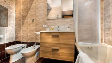 Hårføner, bidé, håndklær og toalettpapir