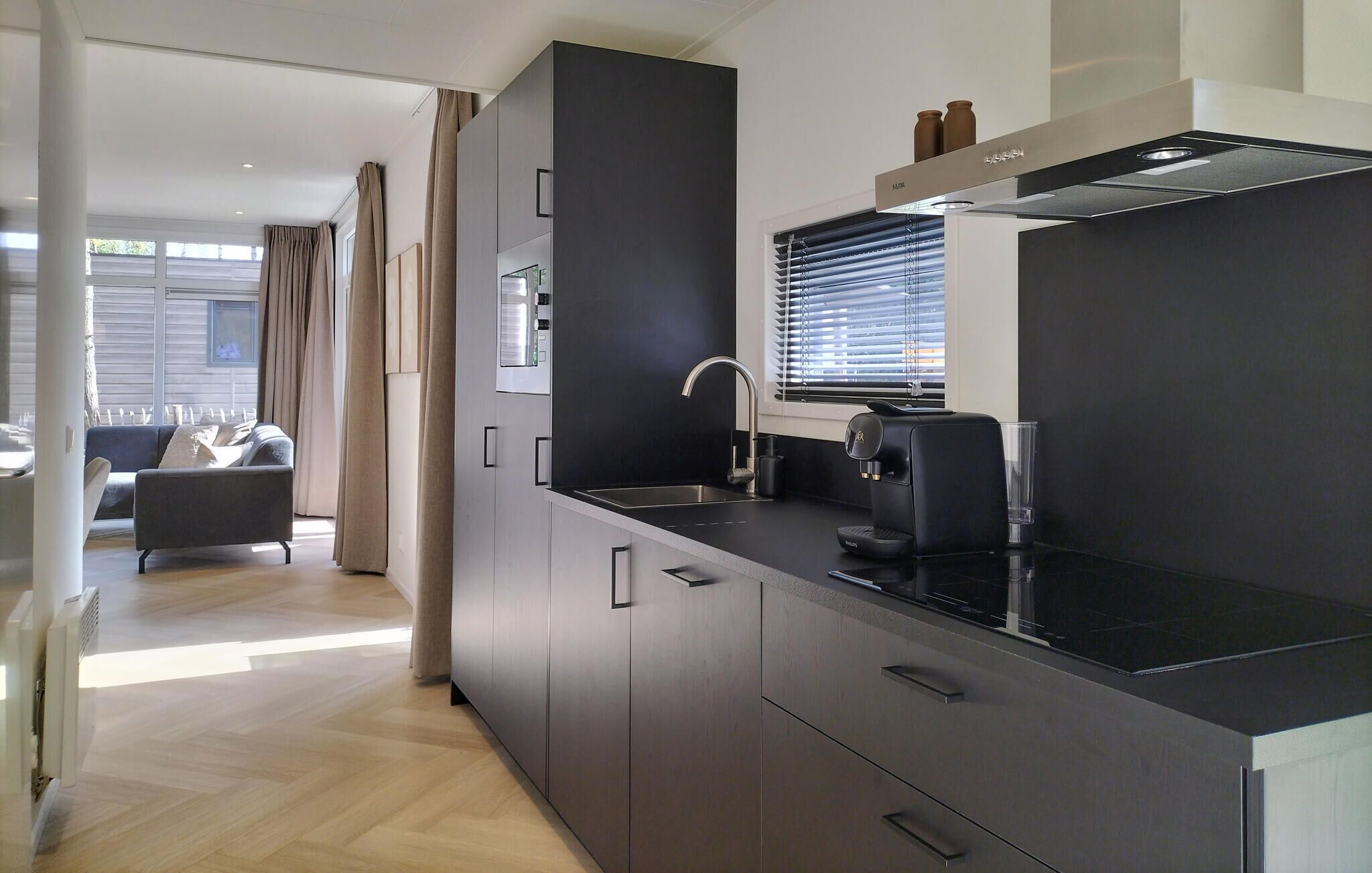 Refrigerador, lavavajillas y cafetera y tetera 