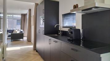 Frigorífic, rentaplats i cafetera i tetera