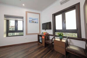 Firemannsrom – deluxe, byutsikt | Allergitestet sengetøy, minibar og safe på rommet