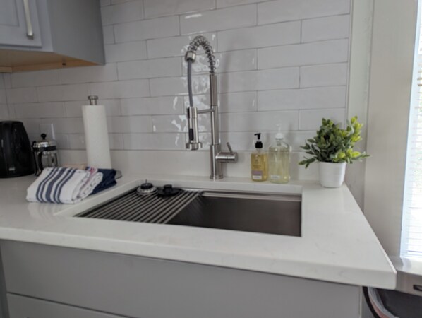 Kylskåp, mikrovågsugn, ugn och spishäll