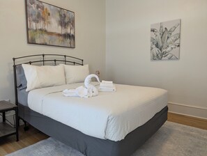 2 makuuhuonetta, työpöytä, silitysrauta/-lauta, ilmainen Wi-Fi