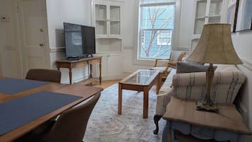 Una televisión, una oficina