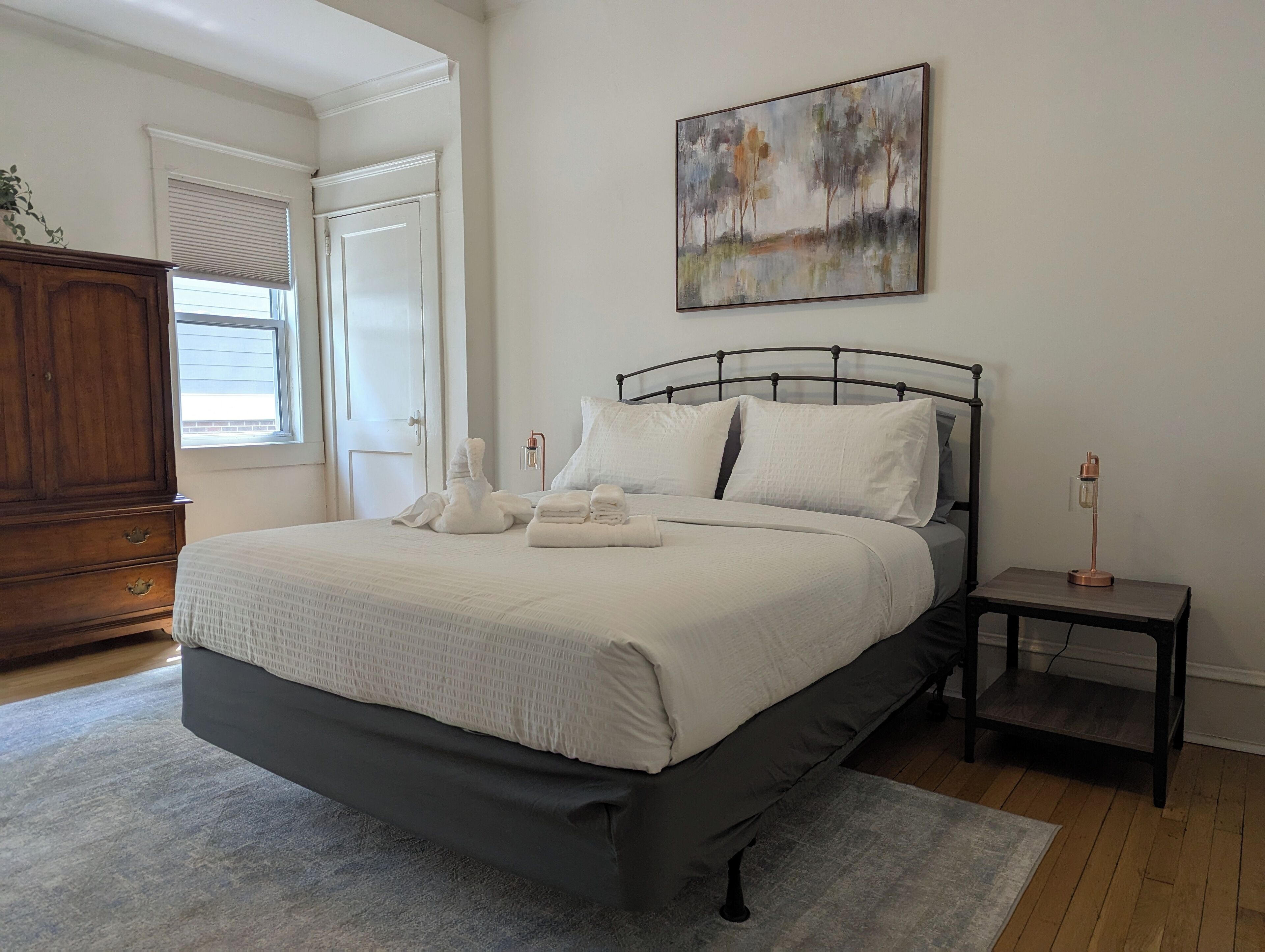 2 habitaciones, escritorio, tabla de planchar con plancha y wifi gratis 