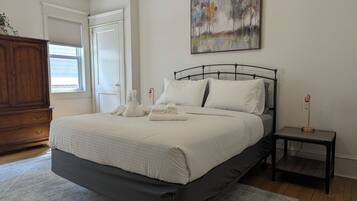 2 soverom, skrivebord, strykejern/-brett og wi-fi (inkludert)