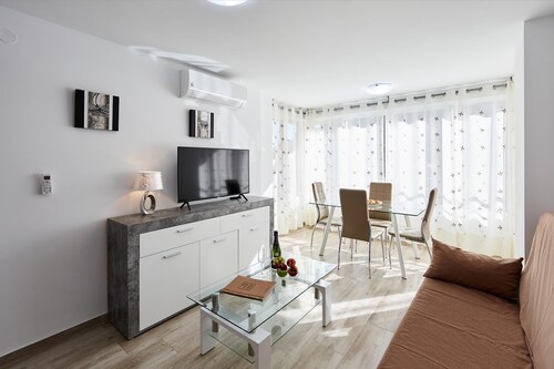 Deluxe Apartment, 3 min from the beach