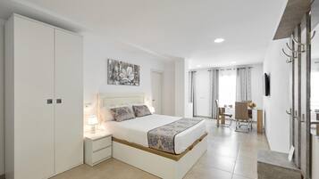 1 bedroom, desk, WiFi, bed sheets