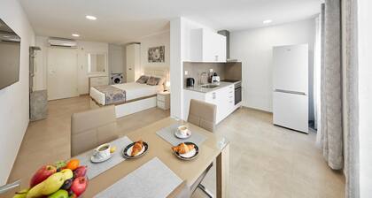 Deluxe Studio Apartment 100 meters from the beach