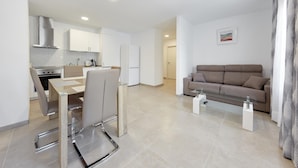 Een modern appartement met keuken, eetgedeelte en woonkamer.