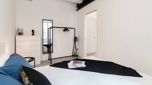 A bedroom with a bed, a dresser, a mirror, and a tripod. - Suite JOIVY Lake 11 (Como)