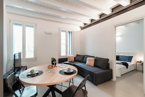 Departamento Confort, vista a la ciudad | Área de sala de estar | Televisión LED 