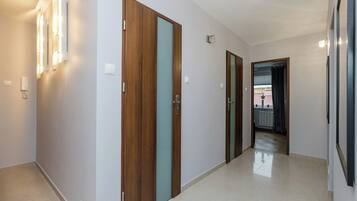 2 bedrooms, iron/ironing board, free WiFi