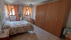 2 bedrooms, iron/ironing board, WiFi