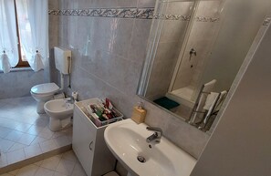 Regadera, secadora de cabello, bidet, toallas 