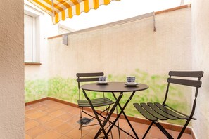 Outdoor dining - Apartment Perxel, only 230 m from the beach (L'Escala)
