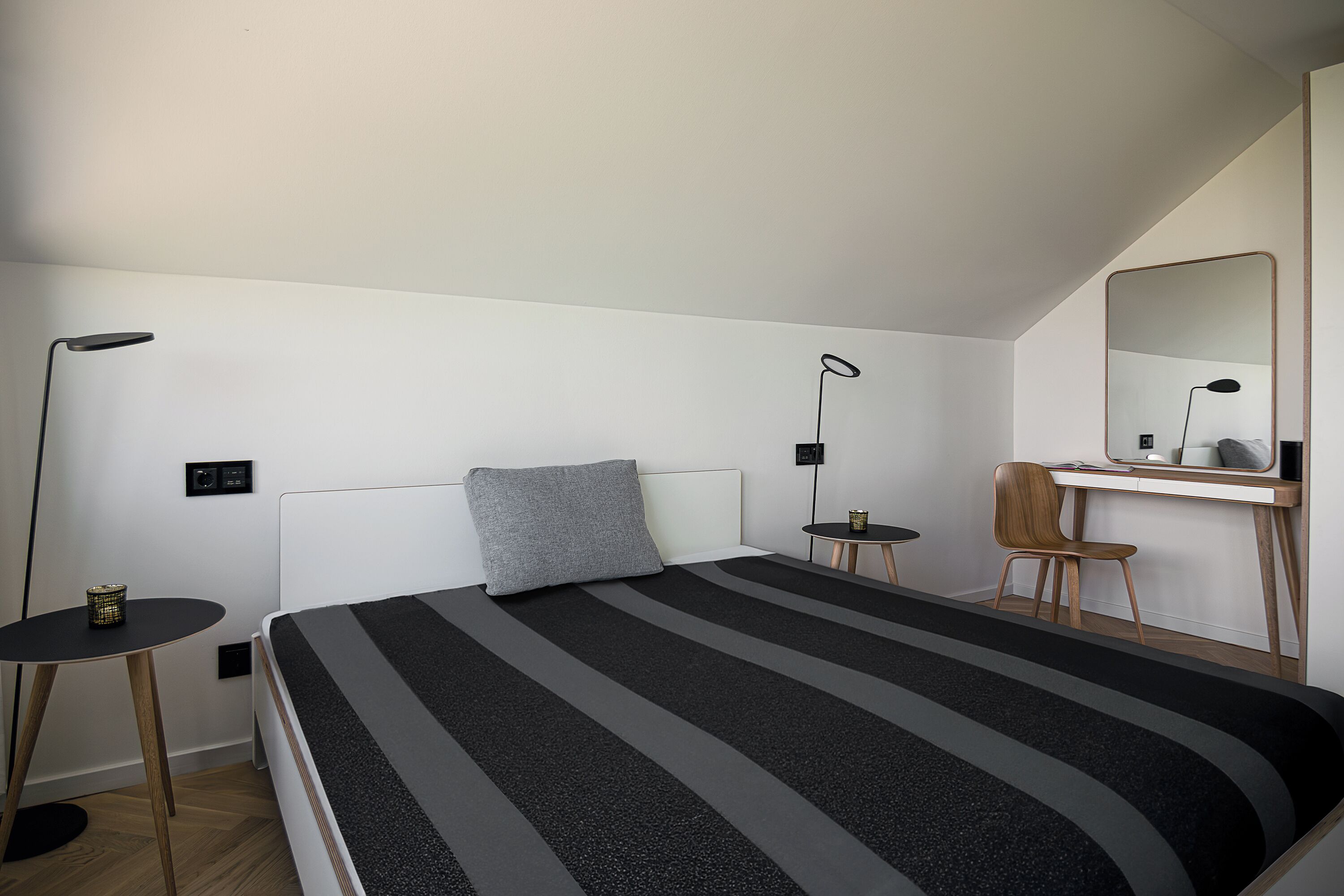 Une chambre à coucher moderne avec un grand lit, un bureau et une chaise.