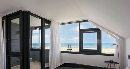 "Experience Coastal Luxury: Stunning Penthouse in Schönberg-Kalifornien!"