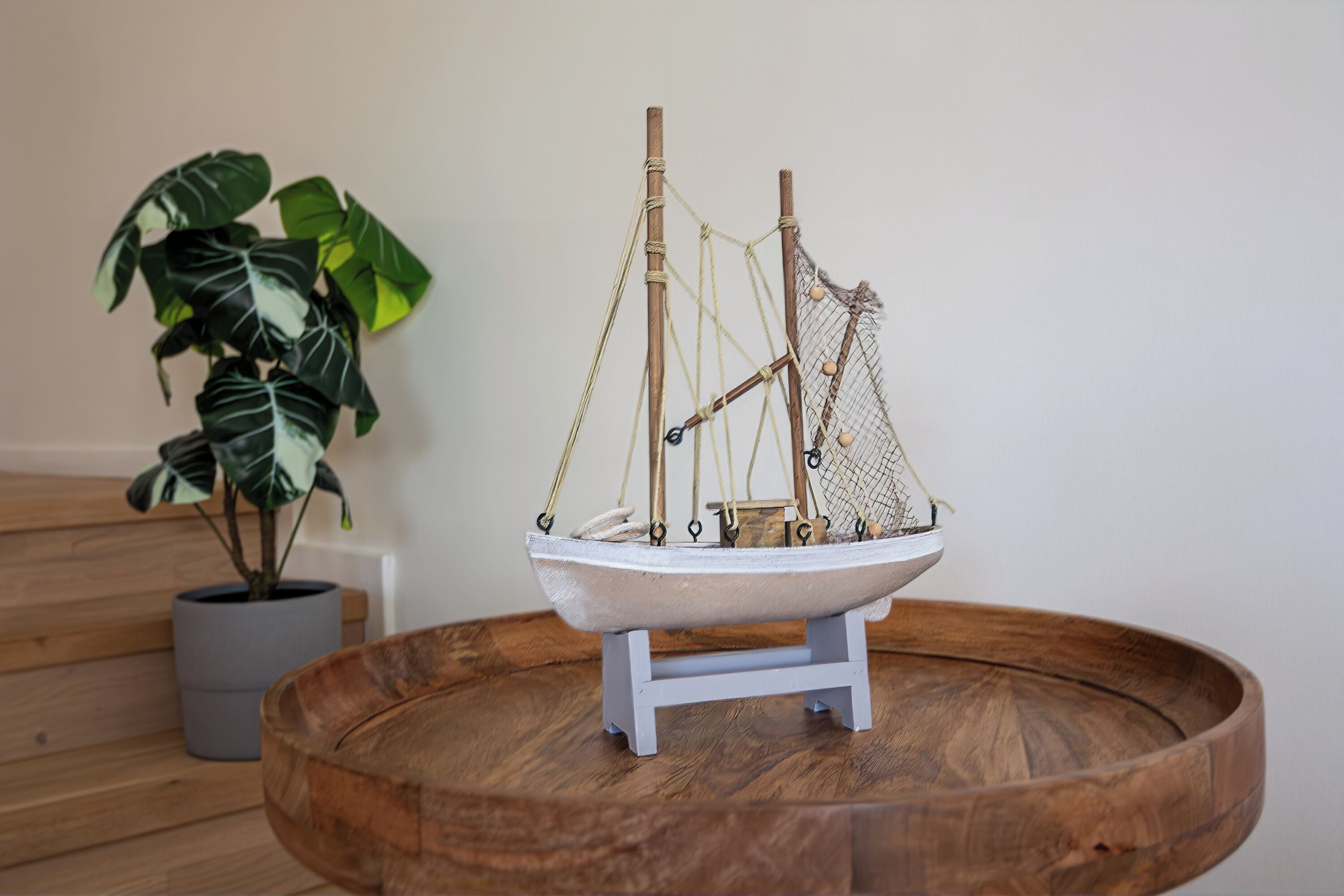 Ein Modellschiff auf einem Holzständer.