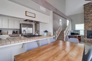 Fridge, microwave, oven, stovetop - Steps to bay & ocean, A/C, family friendly, patio (San Diego)