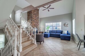 TV, fireplace, offices - Steps to bay & ocean, A/C, family friendly, patio (San Diego)