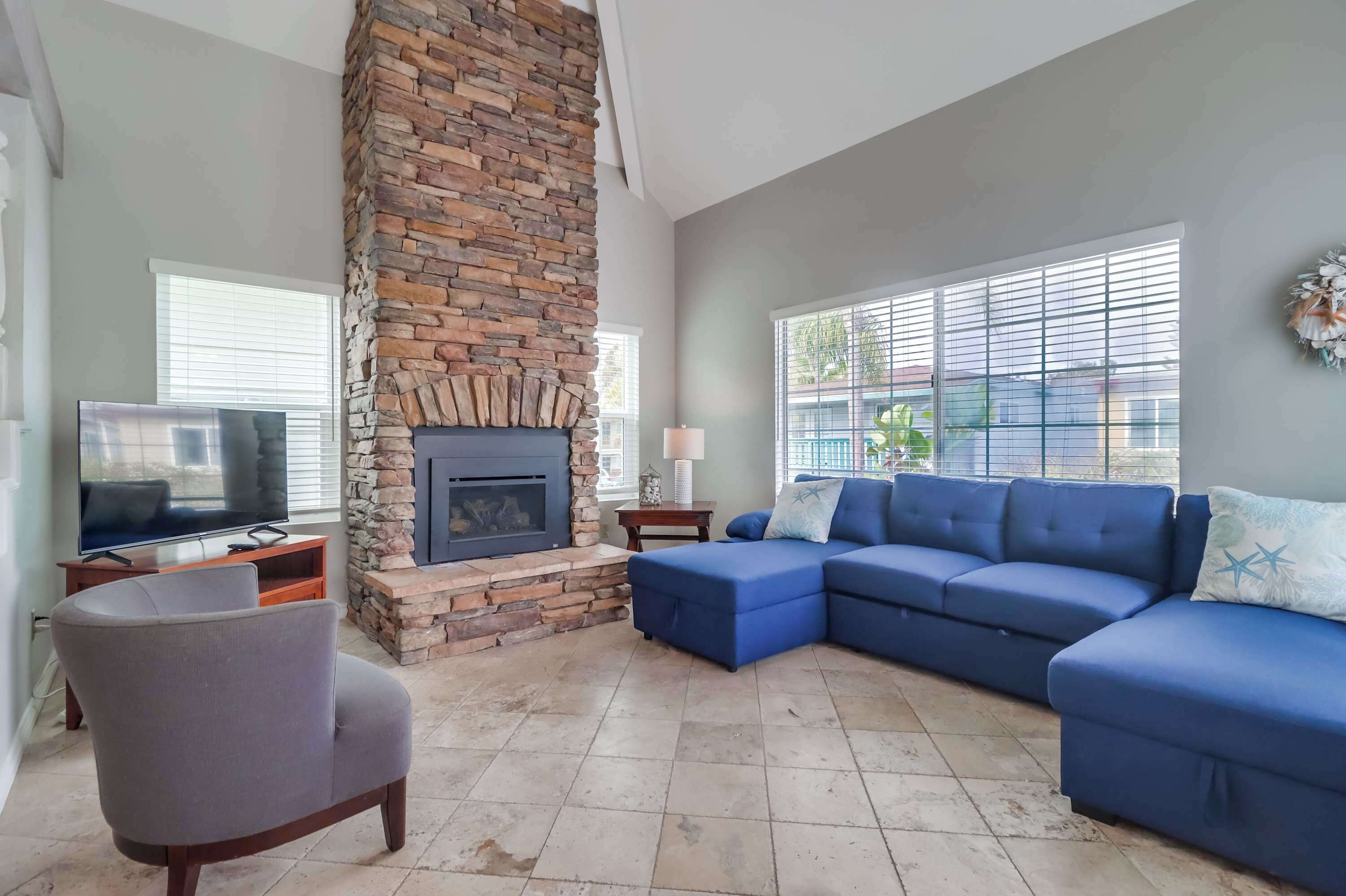 Televisión, chimenea y oficina 