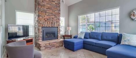 Televisión, chimenea y oficina