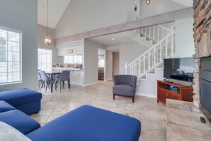 TV, fireplace, offices - Blocks to Belmont Park, Central A/C & Steps to Bay (San Diego)