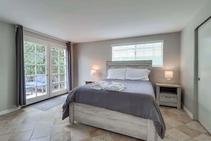 3 bedrooms, iron/ironing board, WiFi, bed sheets - Steps to bay & ocean, A/C, family friendly, patio (San Diego)