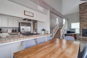 冷蔵庫、電子レンジ、オーブン、コンロ