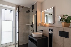 Shower, hair dryer - "Experience Luxury and Comfort in Our Strandlounge Holiday Apartment!" (Schönberg (Holstein))