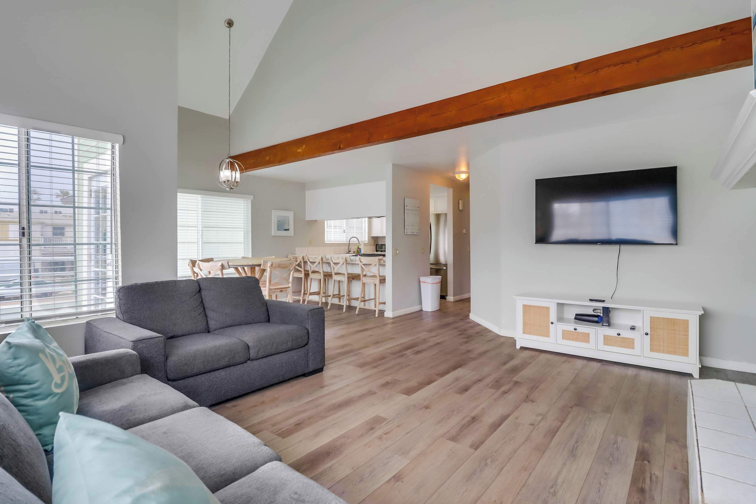 Televisión, chimenea y oficina 