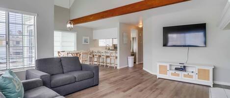 Televisión, chimenea y oficina