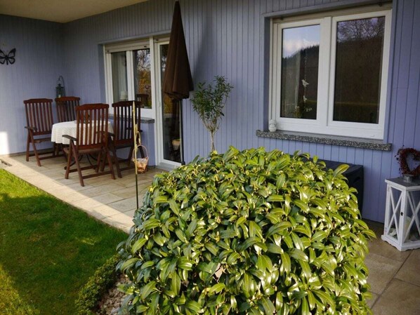 Outdoor dining - Family Sesterheim Comfortable Holiday Residence (Üxheim)