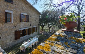 Outdoor dining - 4 bedroom pet friendly home in Pergola (Pergola)