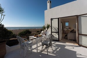 Appartement Duplex, 2 chambres, vue mer | Coffres-forts dans les chambres, bureau