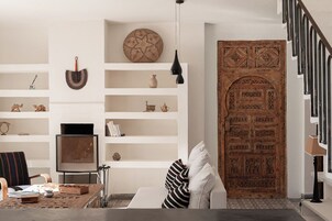 Caja de seguridad en la habitación y escritorio 