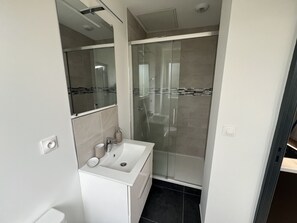 Dusche, Haartrockner, Handtücher