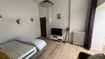 Een strijkplank/strijkijzer, gratis wifi, beddengoed