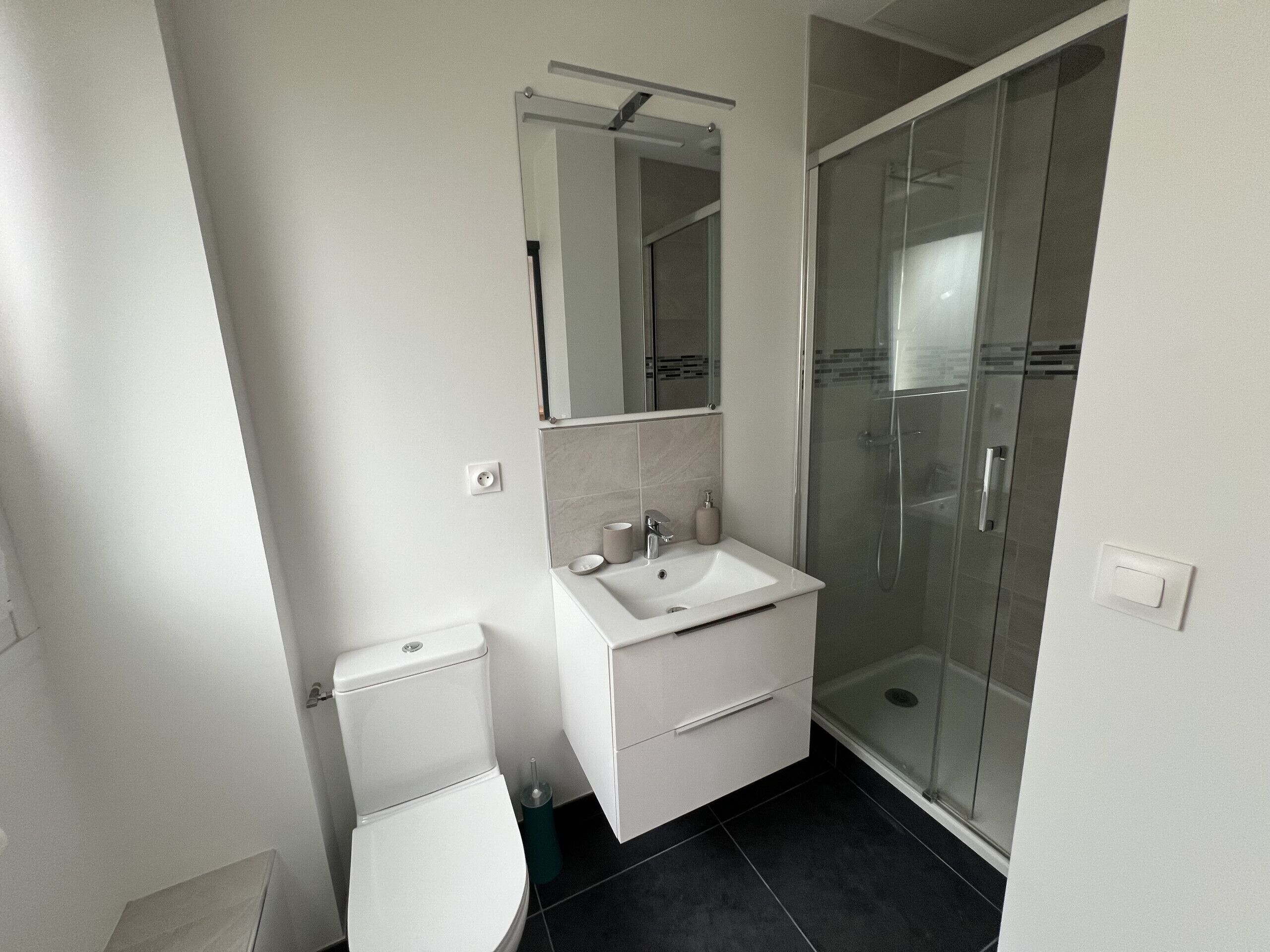 Suihku, hiustenkuivaaja, pyyhkeet