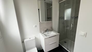 Een douche, een haardroger, handdoeken