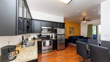 Kühlschrank, Mikrowelle, Ofen, Herdplatte