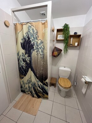 吹风机、肥皂、卫生纸