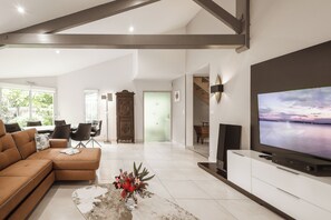 Smart TV, fireplace, DVD player, table tennis