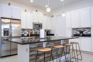 Kylskåp, mikrovågsugn, ugn och diskmaskin