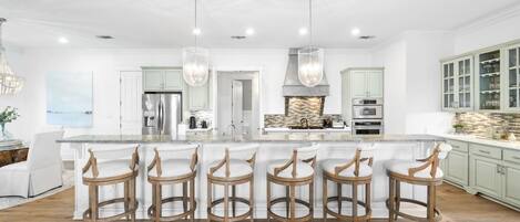 Refrigerador, microondas, horno, placa de cocina